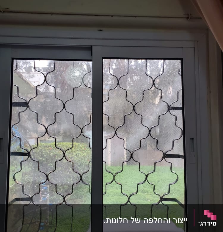 חלון אלומיניום עם מסגרת ודוגמת סורגים